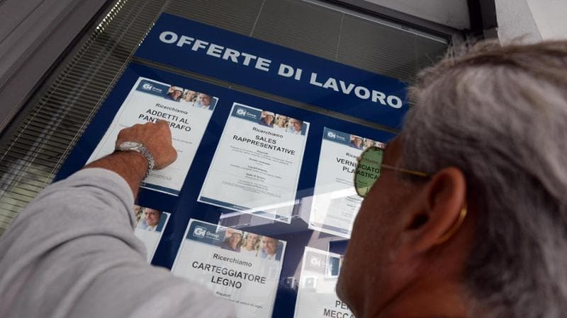 Il lavoro inizia a sentire la frenata dell’economia