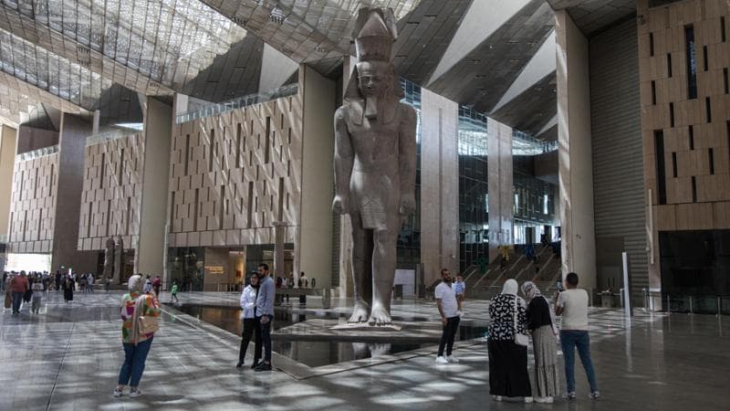 La grande statua di Ramses II accoglie i visitatori del GEM: per anni &egrave; stata di fronte alla principale stazione ferroviaria del Cairo (Fadel Dawod/Getty Images)
