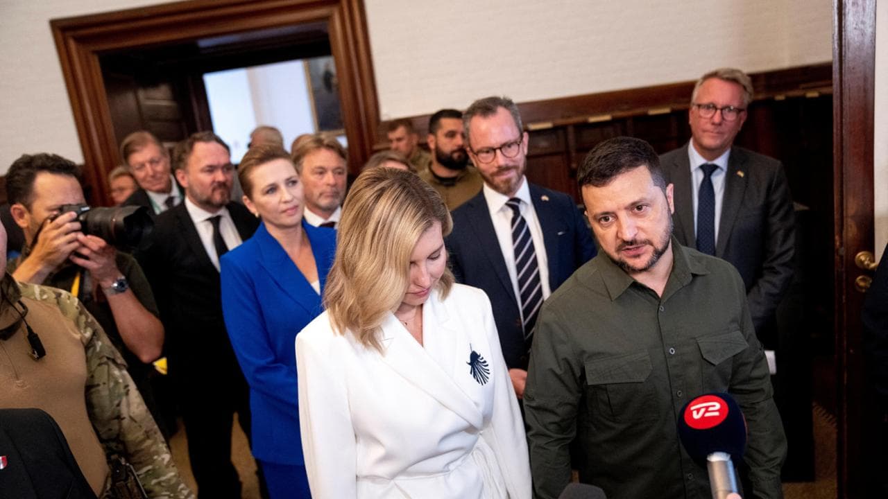 La premier danese Mette Frederiksen a colloquio con il presidente ucraino Volodymyr&nbsp;Zelensky
