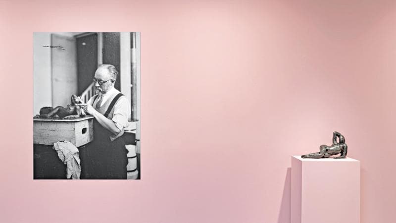 Al Man di Nuoro il&nbsp;ritratto di Henri Matisse fotografato da Marc Lenoir mentre lavora alla scultura Nu couch&eacute; II, a Nizza nel 1927 (&copy; Archives Henri Matisse &copy; Succession H. Matisse, by SIAE 2023) &egrave; accostato a&nbsp;Nu couch&eacute; II (1927, bronzo, Mus&eacute;e d&rsquo;Orsay Paris Photo &copy; Fran&ccedil;ois Fernandez &copy; Succession H. Matisse, by SIAE 2023). Foto: Alessandro Moni &copy; Succession H. Matisse, by SIAE 2023
