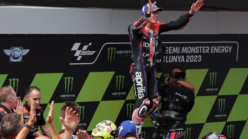 Aleix Espargar&ograve; festeggia sul podio

