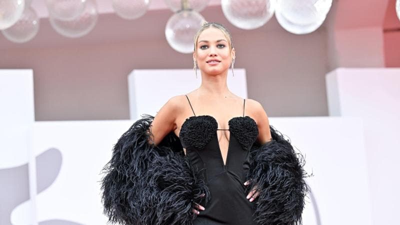 Venezia 80, tra mani in tasca e trasparenze. Le pagelle del red carpet di oggi alla Mostra del Cinema
