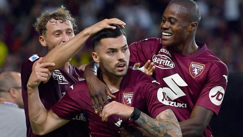 Radonjic festeggiato dai compagni dopo il gol
