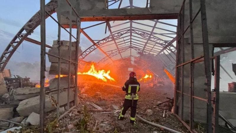 Un pompiere al lavoro dopo l'attacco di droni russi nella regione di Odessa
