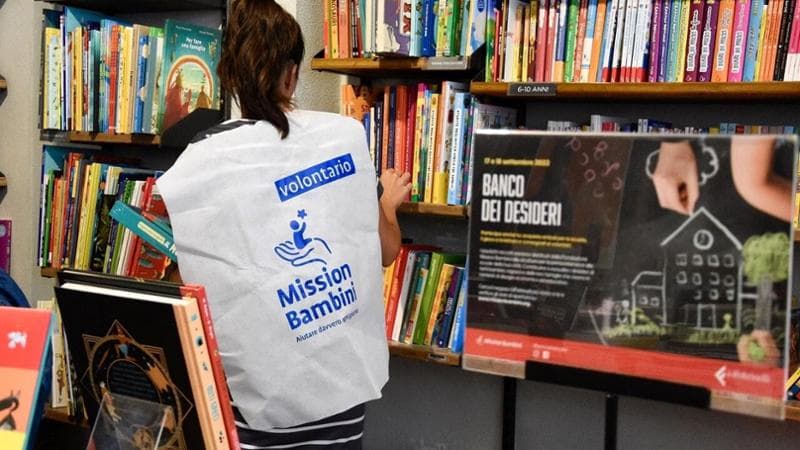 Bambini, c’è di nuovo il “Banco dei Desideri” per aiutare gli alunni italiani più poveri ad iniziare l’anno scolastico