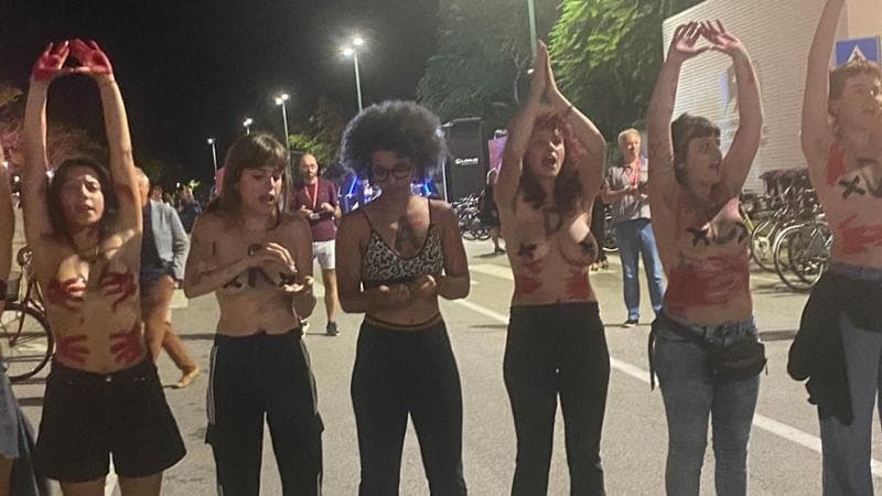 Un momento della contestazione davanti al Palazzo del cinema
