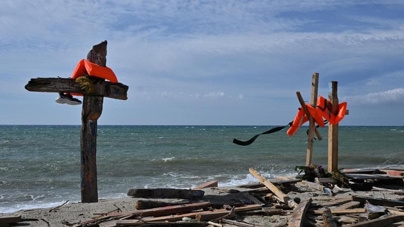 Croci fatte con il legno del caicco affondato sulla spiaggia di Cutro
