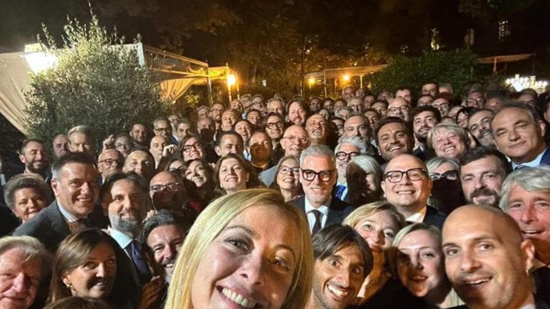 Il selfie postato da Meloni sui social
