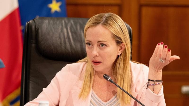Manovra, Meloni sposa l’austerity: “Sarà un anno complesso”. Fissa le priorità e striglia i vicepremier