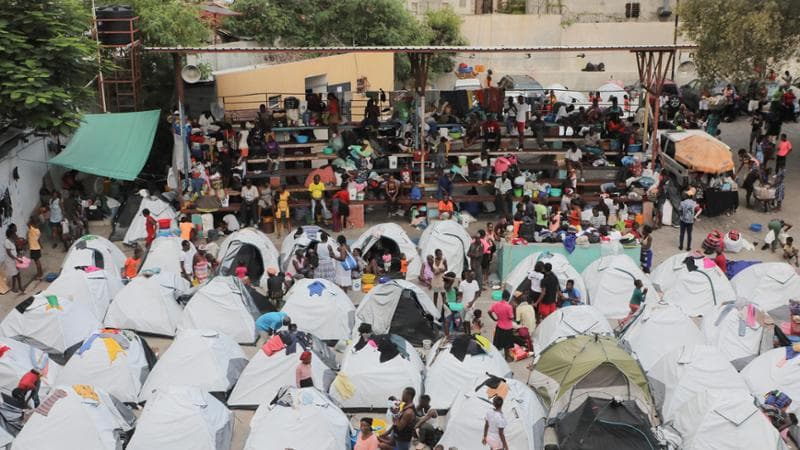 Migliaia di persone sono rifugiate nello stadio a Port-au-Prince per cercare di salvarsi dalla furia delle gang criminali
