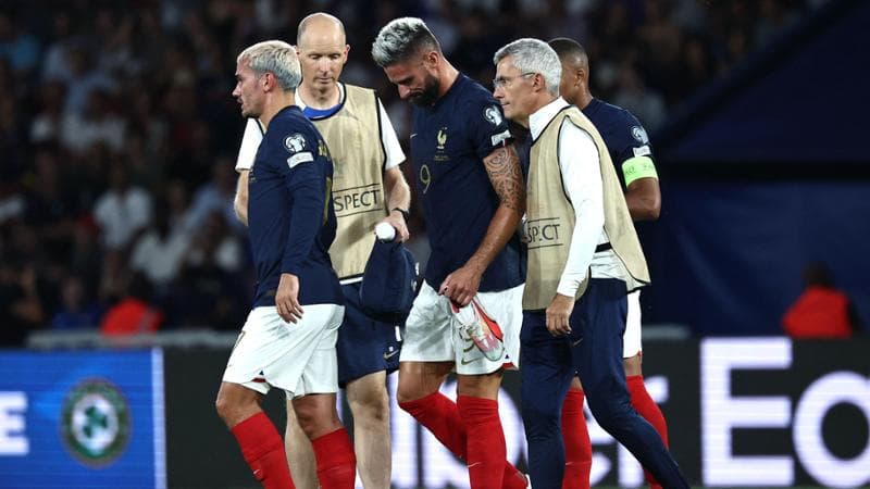 Giroud lascia il campo dopo l'infortunio
