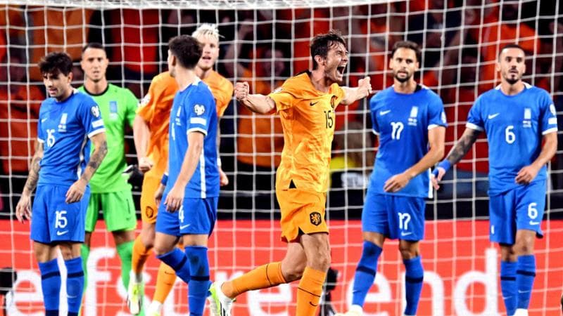 Martin de Roon esulta dopo la rete in Olanda-Grecia
