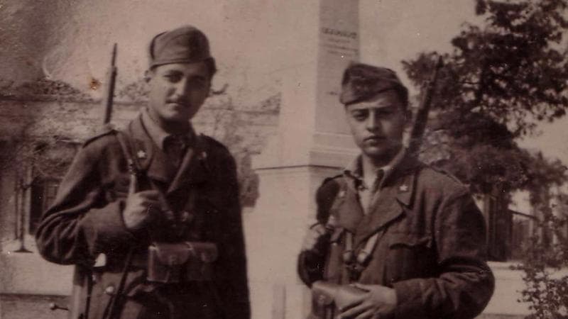 Antonio Buonomo (a sinistra) a 19 anni, soldato durante la guerra in Grecia nel&nbsp;1943
