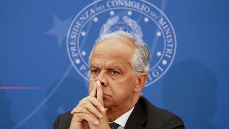 Piantedosi: “Polemiche costruite, non c’è un solo migrante rimasto per strada”. Ma gli amministratori insorgono: “Venga a vedere”