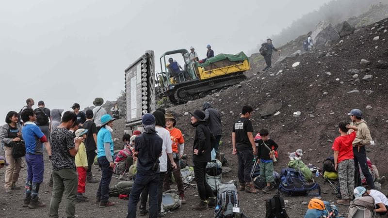 Giappone, Monte Fuji come Venezia: “A milioni sulla vetta, a rischio ecosistema e vite umane”