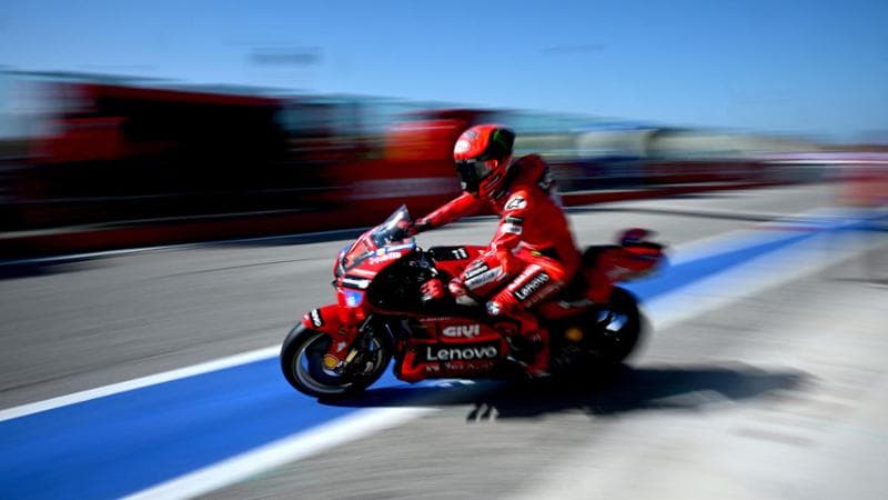 Bagnaia incredibile: prima fila a Misano, pole per Jorge Martin