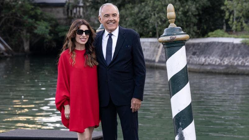 A Venezia Sabrina Impacciatore ruba la scena a Caterina Murino: è la madrina, ma per ‘Call my agent’