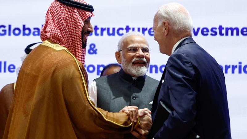 Il G20 trova l’accordo: la dichiarazione finale non parla di Ucraina ma condanna “le aggressioni all’integrità territoriale degli Stati”. Stretta di mano tra Biden e Bin Salman