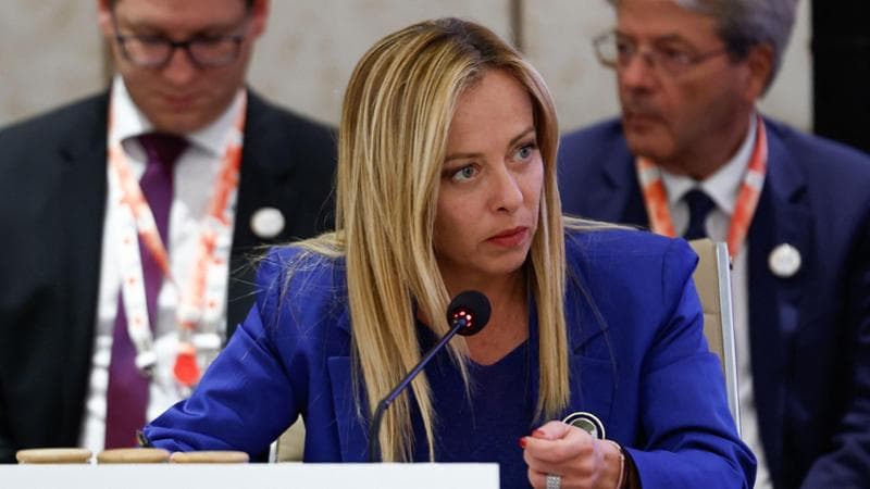 La premier Meloni al G20 in India. Dietro di lei Paolo Gentiloni
