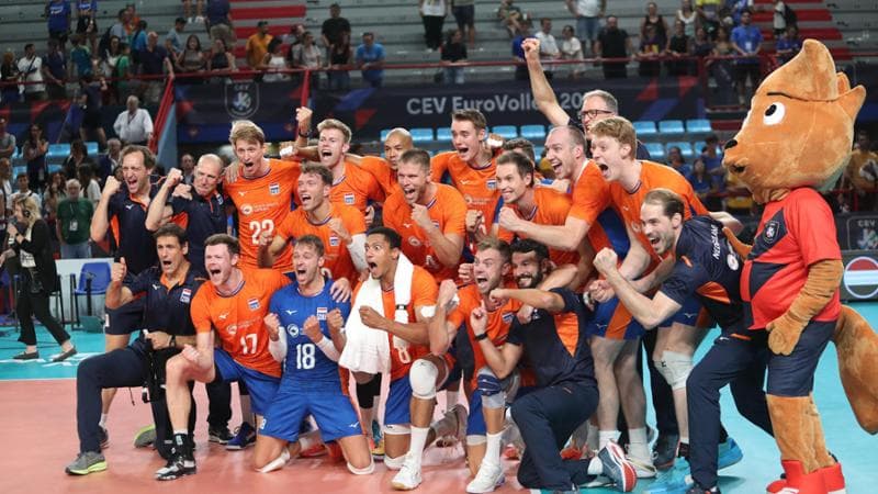La festa degli olandesi dopo aver eliminato la Germania
