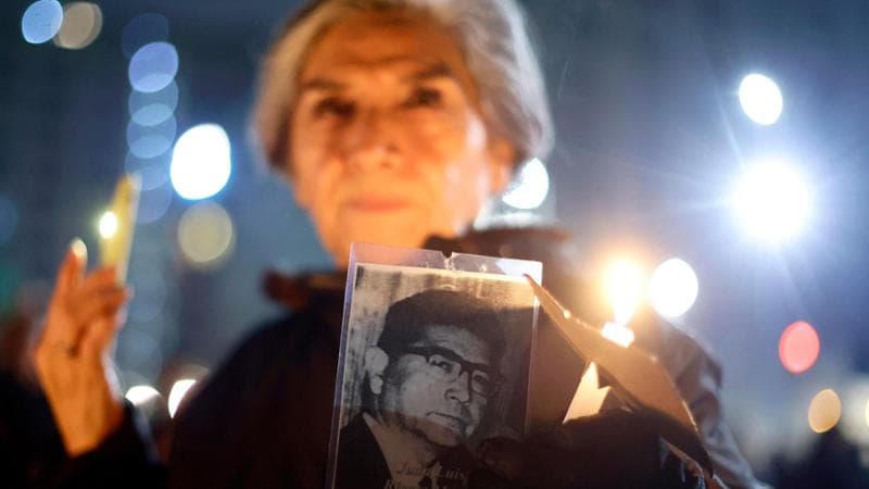Una partecipante alla veglia a Santiago&nbsp;per ricordare il golpe contro Pinochet
