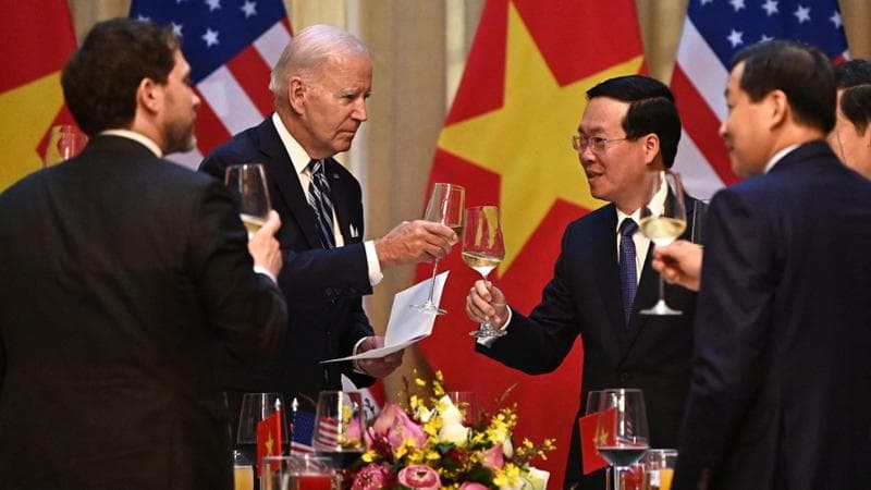 Il presidente degli Stati Uniti Joe Biden brinda con l'omologo vietnamita Vo Van Thuong

