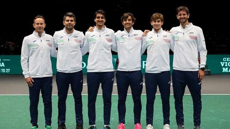 Capitan Volandri con&nbsp;Simone Bolelli, Lorenzo Sonego, Lorenzo Musetti, Matteo Arnaldi, e Andrea Vavassori (foto Sposito)
