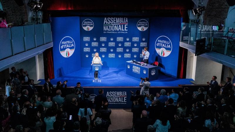 Giorgia Meloni sul palco dell'assemblea nazionale di Fratelli d&rsquo;Italia
