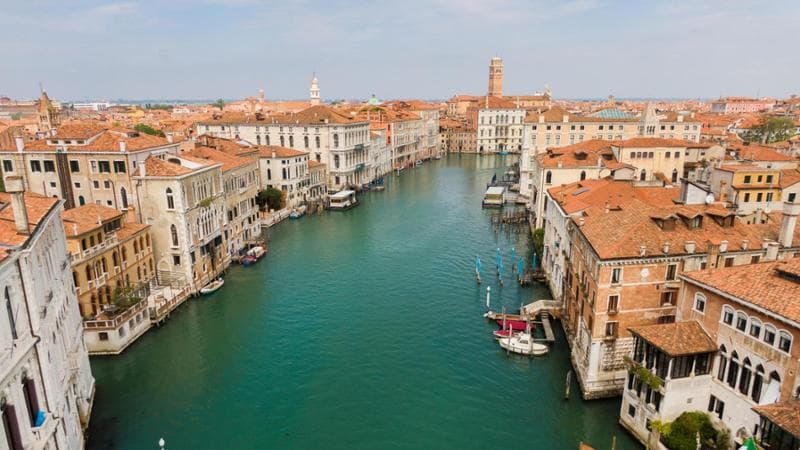 Venezia, bagarre in aula ma passa il ticket d’accesso: dal 2024 ecco a chi toccherà pagare per entrare in Laguna