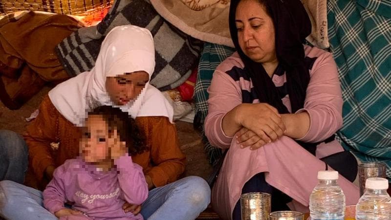 Soukaina e la piccola Bochra con&nbsp;una volontaria
