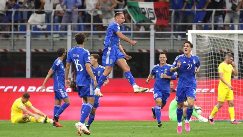 Frattesi esulta dopo il gol dell'1-0 all'Ucraina
