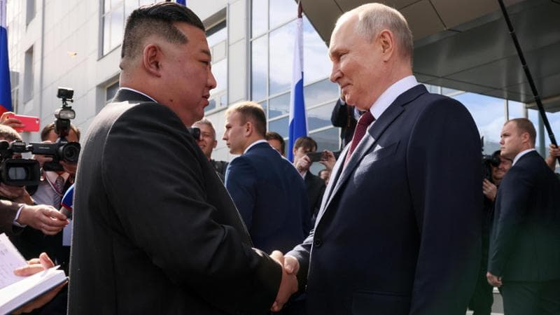 La stretta di mano tra Kim Jong-un e Vladimir Putin al cosmodromo di Vostochny
