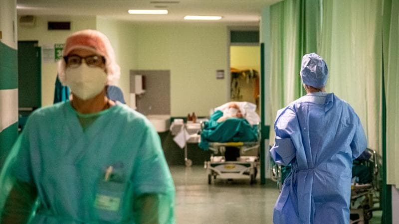 Covid, il nodo dei positivi asintomatici: medici e infermieri via dai reparti, studenti a scuola con la mascherina