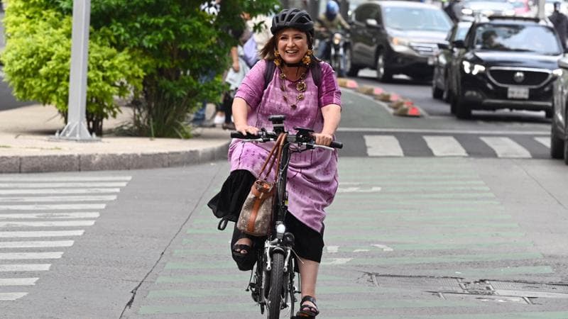 X&oacute;chitl G&aacute;lvezin bicicletta a Citt&agrave; del Messico. (Getty images)
