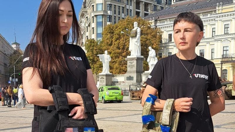 Kiev, la protesta delle soldate: “Al fronte ci andiamo, ma l’attrezzatura è maschile”