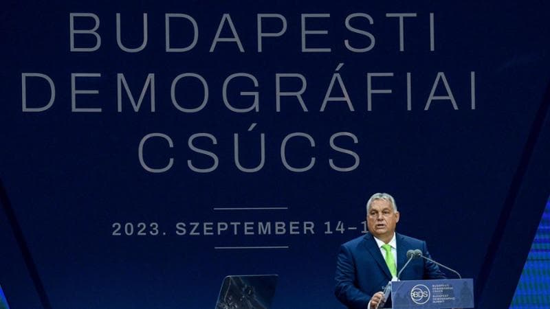 Modello Orbán, l’autocrate che teorizza la democrazia illiberale e controlla giustizia e media