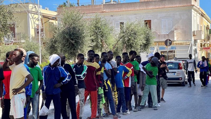 Migranti, braccialetti ma niente impronte, come dopo la Primavera araba: “Così l’Italia aggira Dublino”