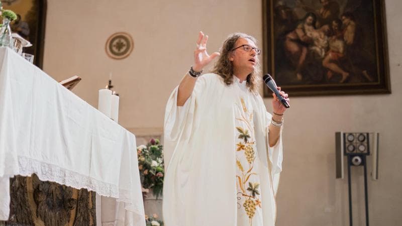 Don Luca Favarin (50 anni) mentre celebra la messa
