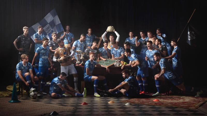 Como tra calcio e arte: le foto dei giocatori in vendita a fini benefici