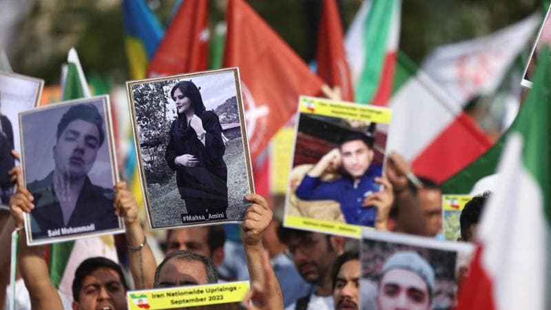 Iran, arrestato il padre di Mahsa Amini. Nell’anniversario della morte la polizia spara sui manifestanti nel Nord del Paese
