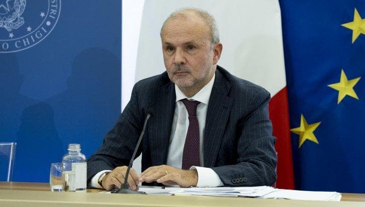 Foto riciclate negli articoli firmati dal ministro Schillaci: “Un errore di caricamento che non compromette i dati”