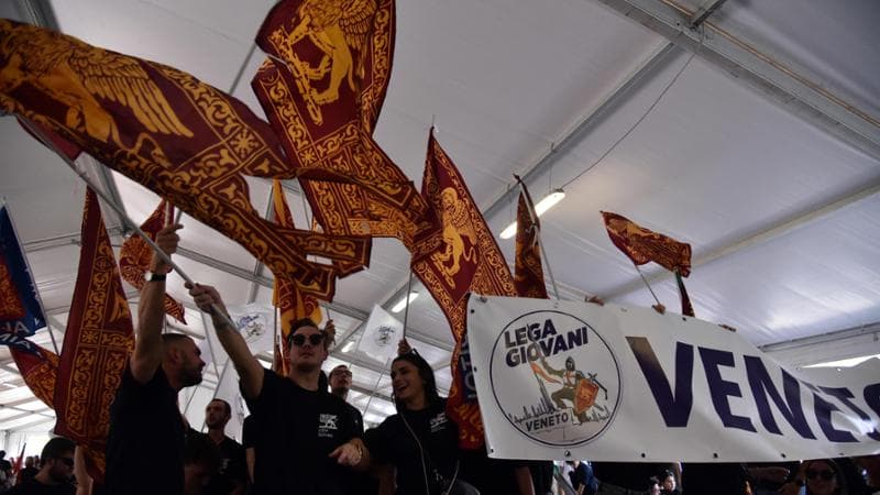 La rivolta del popolo di Pontida contro il ‘matrimonio’ Salvini-Le Pen: “Dovevano andare a Predappio”