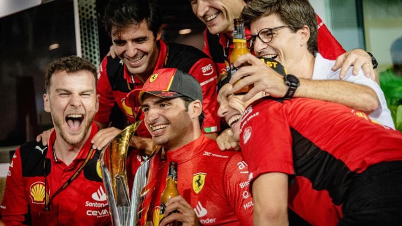 Carlos Sainz festeggia la vittoria di Singapore
