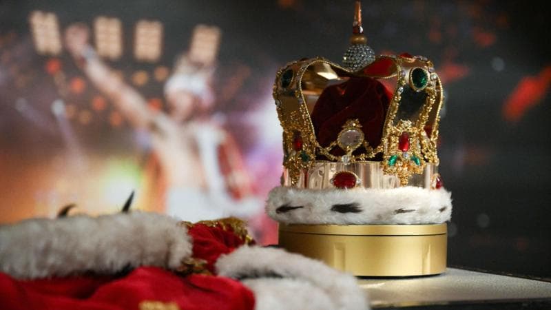 Il mantello e la corona usati da Freddie Mercury durante il 'Magic' tour dei Queen nel 1986
