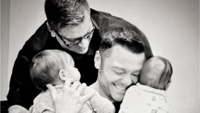 Tiziano Ferro con Victor Allen e i loro figli Margherita e Andres

