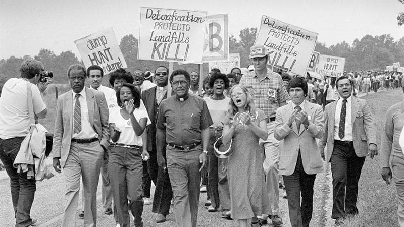 
Manifestanti contro la discarica PCB ad Afton,&nbsp; in North Carolina, guidati&nbsp; dai reverendi Leon White, Joseph Lowery&nbsp; e Ken Ferruccio nel 1982
