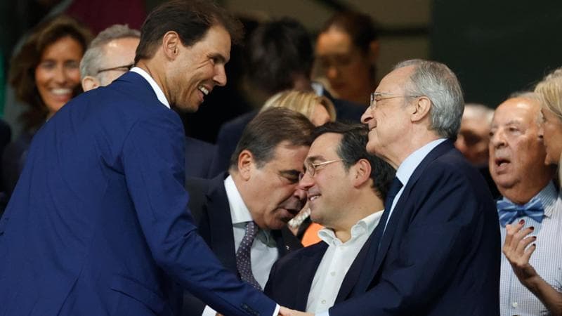 Rafa Nadal stringe la mano al presidente del Real Madrid, Florentino Perez
