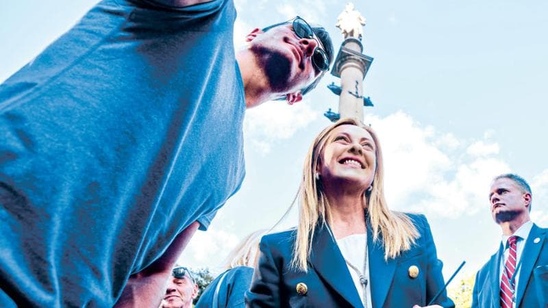 La presidente del Consiglio Giorgia Meloni ha deposto una corona di fiori a Columbus Circle a New York
