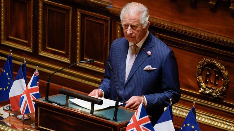 Re Carlo “sfida” il premier Sunak a distanza sul clima. E dal senato a Parigi lancia un “patto per la sostenibilità”