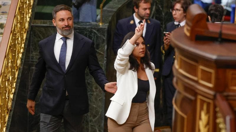 Il leader del partito di destra spagnolo Vox Santiago Abascal, con la portavoce della formazione Pepa Millan
